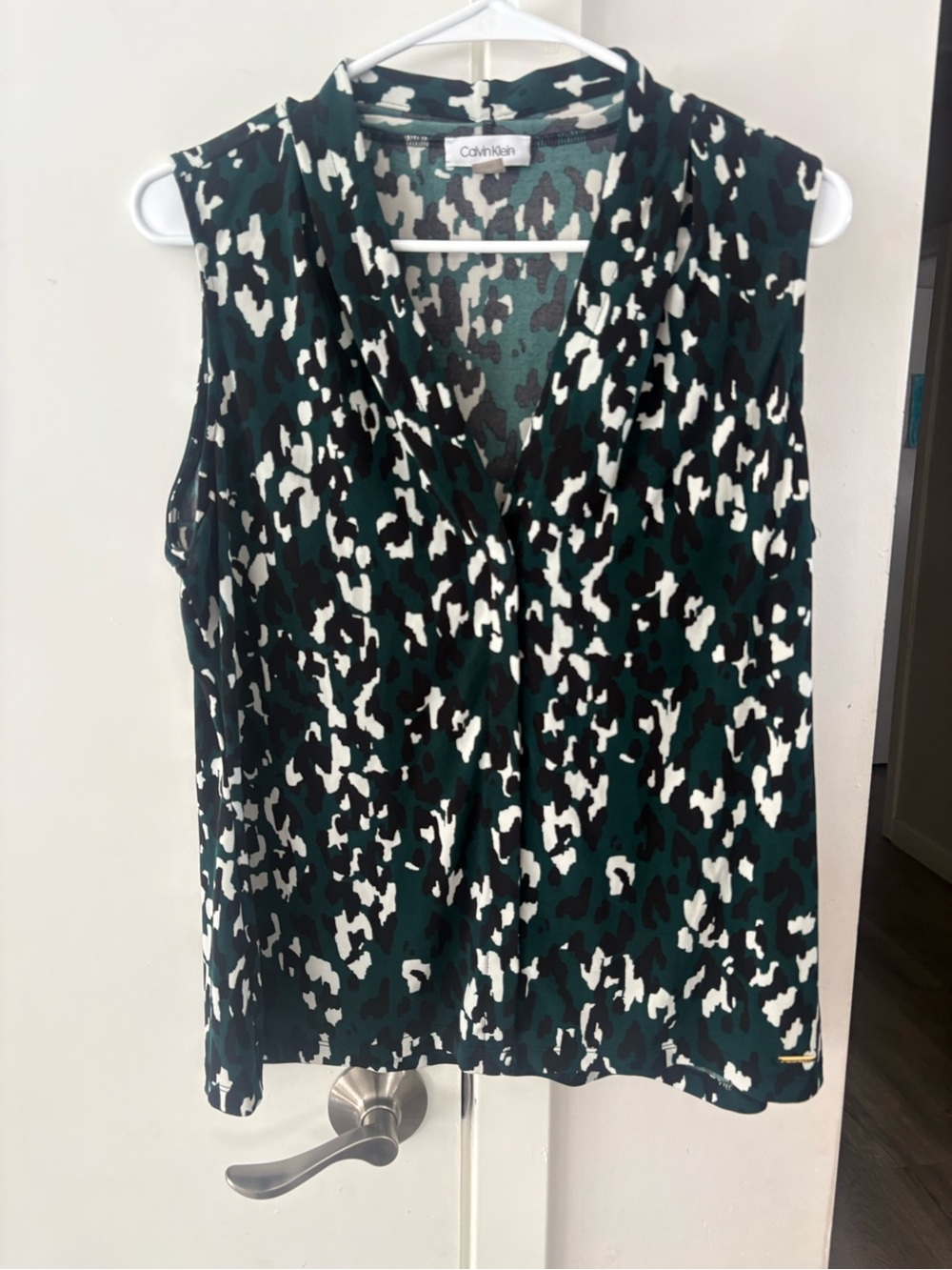 Calvin Klein Women's Dark Green & White Sleeveless leopard V-Neck Top sz L